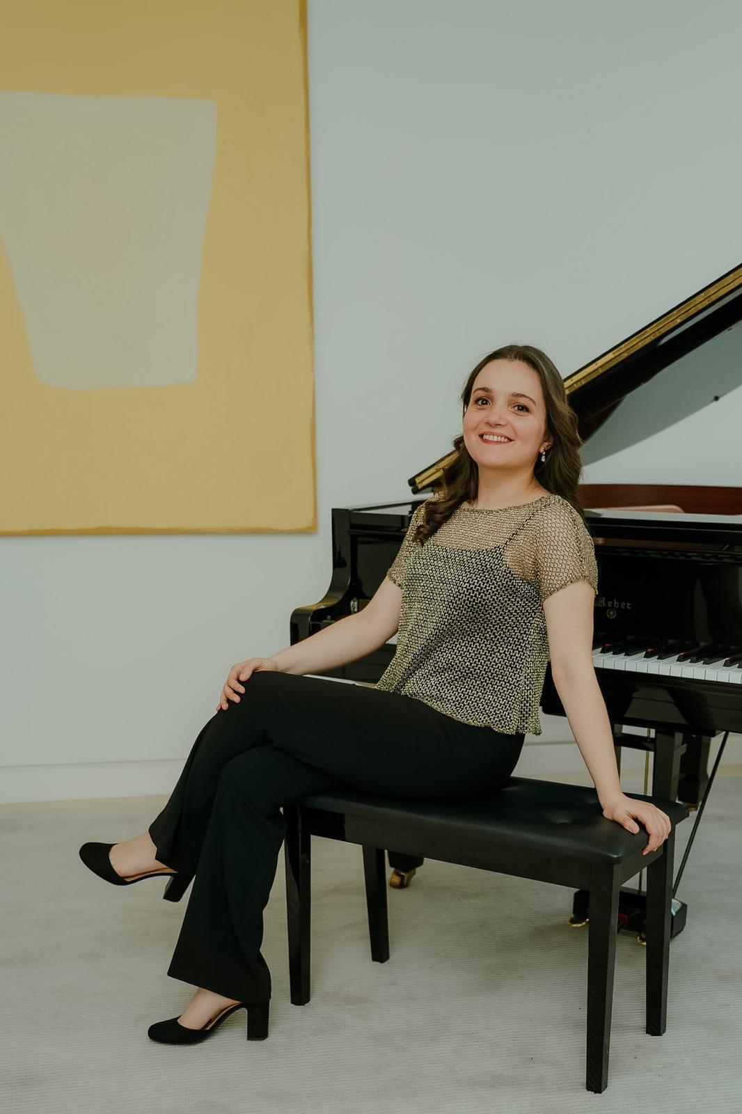 İzem Gürer seated at the piano bench