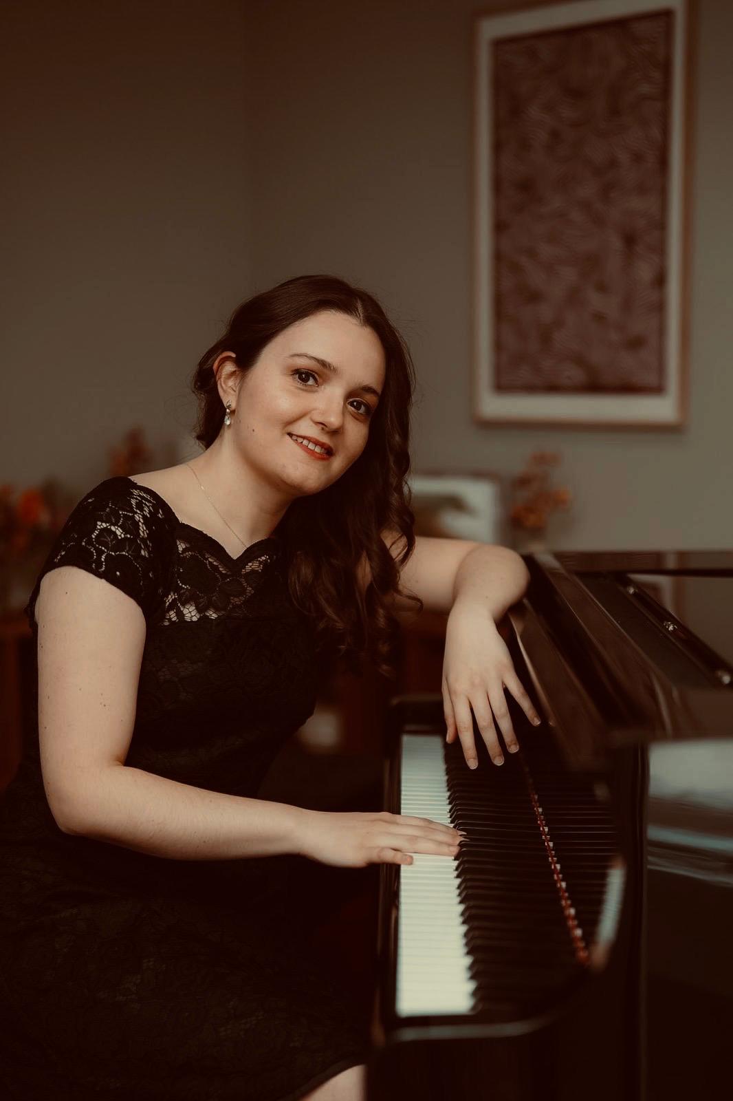 İzem Gürer at the piano
