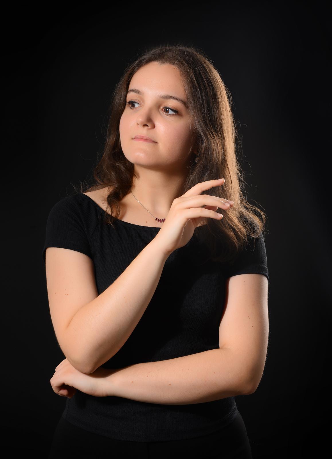 İzem Gürer portrait