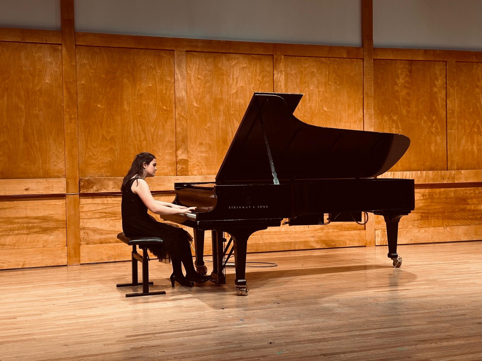 İzem Gürer performing on a Steinway concert grand piano