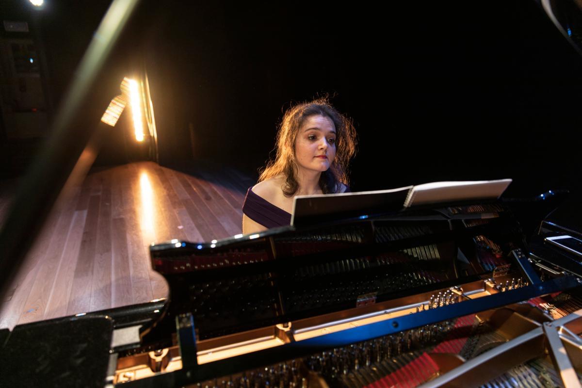 İzem Gürer on stage