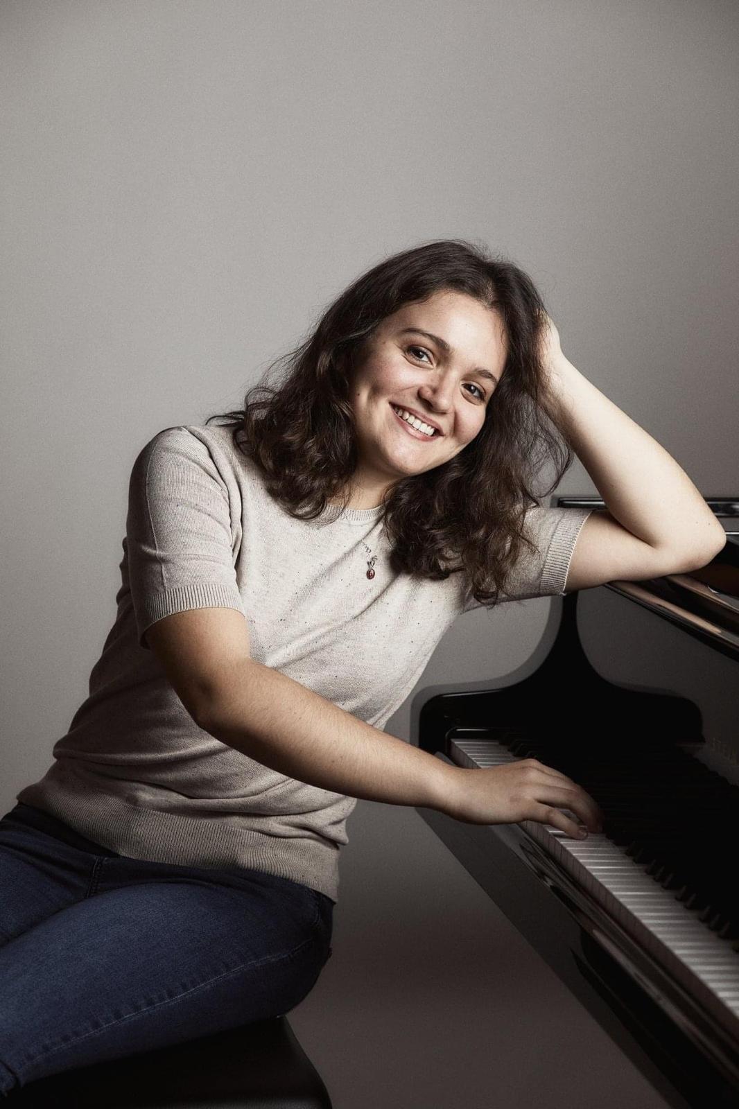 İzem Gürer seated at a grand piano